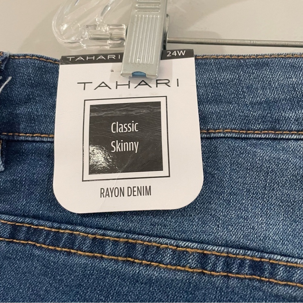 NEW Tahari Women’s Plus Size Mid-Rise Skinny Jeans, Roanne Medium Wash, Size 24W - Picture 9 of 11